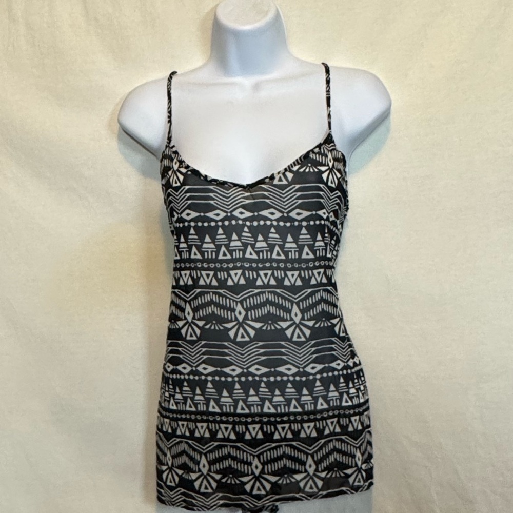 D-11 One Clothing NWT Black & White Sleeveless Hi Lo Tank Top Cut out Detail